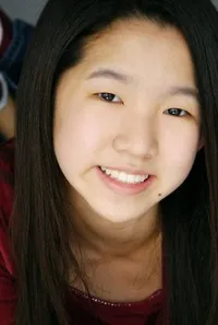 배우인 유니스 조의 대표 이미지