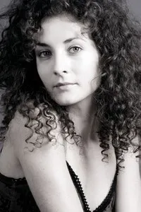 배우인 아이렌 아눌라의 대표 이미지