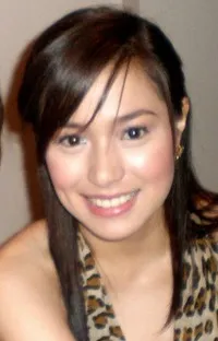 배우인 크리스틴 레예스의 대표 이미지