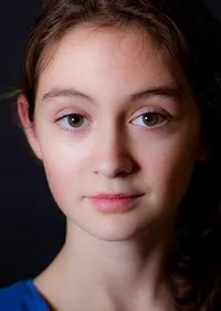 배우인 샬롯 아놀디의 대표 이미지