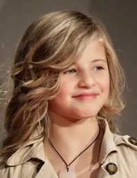 배우인 엠마 슈바이거의 대표 이미지