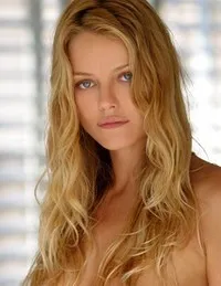 배우인 나타샤 버미르의 대표 이미지