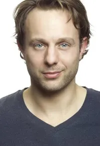 배우인 세바스찬 스트릿의 대표 이미지