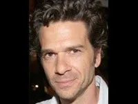 배우인 이샤이 골란의 대표 이미지