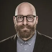 감독, 각본인 루시우스 베스페의 대표 이미지