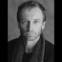 배우인 마리우시 보나세브스키의 대표 이미지