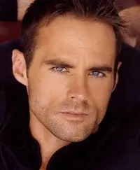 배우인 스티브 칼라한의 대표 이미지