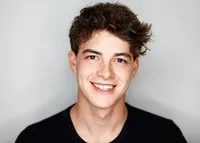 영화배우인 이스라엘 브루사드의 대표 이미지