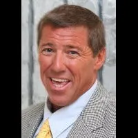 배우인 마이크 미첼의 대표 이미지