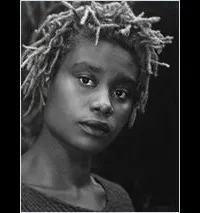 배우인 마리-소나 콘데의 대표 이미지