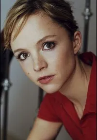 배우인 요안나 클란테의 대표 이미지