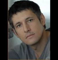 배우인 데니스 버가즐리에프의 대표 이미지