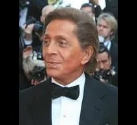 패션 디자이너인 발렌티노 가라바니의 대표 이미지