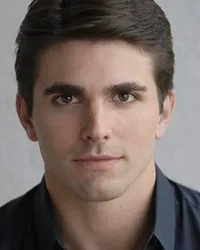 영화배우인 마일즈 피셔의 대표 이미지