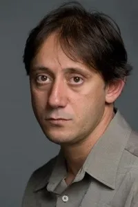 배우인 아론 디메니의 대표 이미지