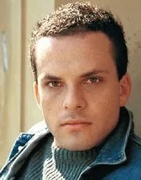 배우인 토마스 틴딕의 대표 이미지