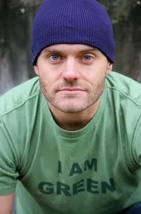 배우, 감독, 각본인 레비 홀리만의 대표 이미지