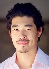 영화배우인 팀 치오우의 대표 이미지