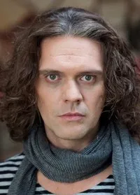 배우인 미레이 그빅의 대표 이미지