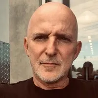영화감독인 도미니크 데루데레의 대표 이미지