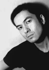 배우인 올리버 얀의 대표 이미지