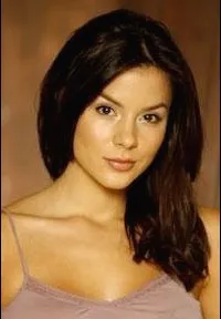 영화배우인 케이시 클라크의 대표 이미지