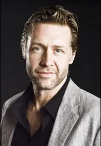 배우인 마스 우스달의 대표 이미지