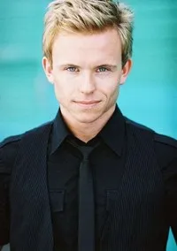 배우, 성우인 아드리안 페트리우의 대표 이미지