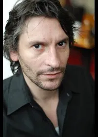 배우인 니콜라스 아브라함의 대표 이미지