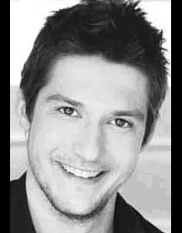 배우인 장-세바스티앙 쿠르세스느의 대표 이미지