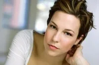 배우인 레베카 헨더슨의 대표 이미지