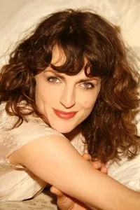 영화배우인 니콜 안사리 콕스의 대표 이미지