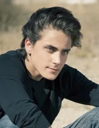 배우인 노아 실버의 대표 이미지