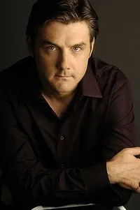 배우인 벤 베이커의 대표 이미지