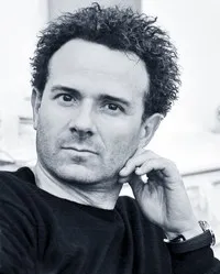 배우인 마르크 마르티네즈의 대표 이미지