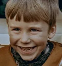 배우인 아드리안 그로네빅 스미스의 대표 이미지