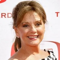 배우인 던 웰스의 대표 이미지