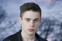 배우인 마틴 콤베스의 대표 이미지