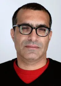 감독, 각본인 요시 마드모니의 대표 이미지