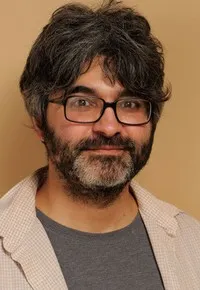 편집, 음악, 각본, 제작/기획, 배우, 감독인 오누르 투켈의 대표 이미지