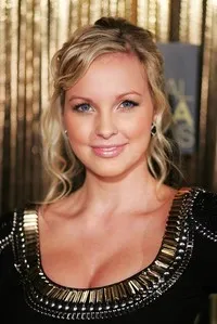 배우인 알리시아 배닛의 대표 이미지