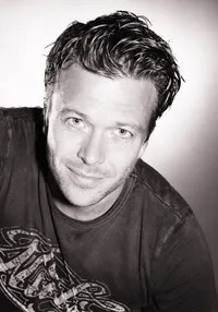 배우인 카레 콘라디의 대표 이미지