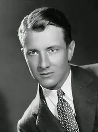 영화감독인 엘리어트 뉴전트의 대표 이미지