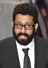 영화배우인 아딜 악타르의 대표 이미지