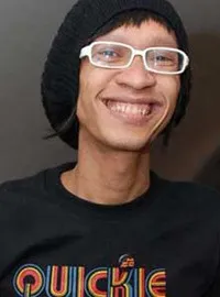 배우인 아밍 수간디의 대표 이미지