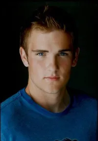 배우인 트래비스 넬슨의 대표 이미지