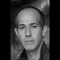 배우인 아크람 틸라위의 대표 이미지