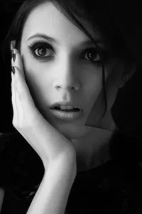 배우인 카를라 케베도의 대표 이미지