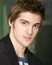 배우인 줄리안 브랜드의 대표 이미지