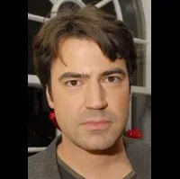 영화배우인 론 리빙스턴의 대표 이미지